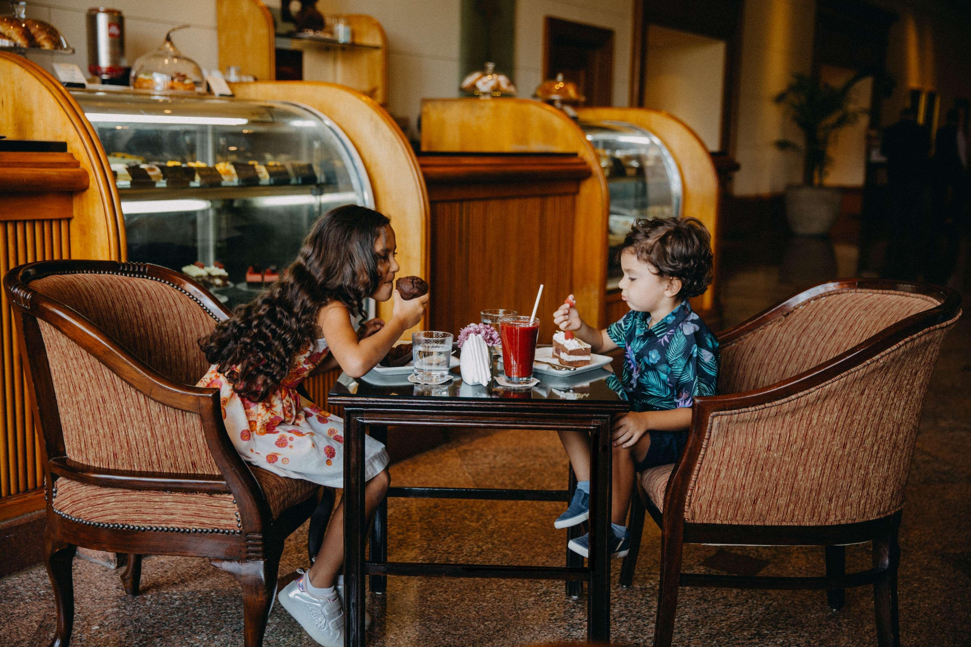 Hotel Sofitel Cairo Downtown Nile Extérieur photo Children eating at a restaurant