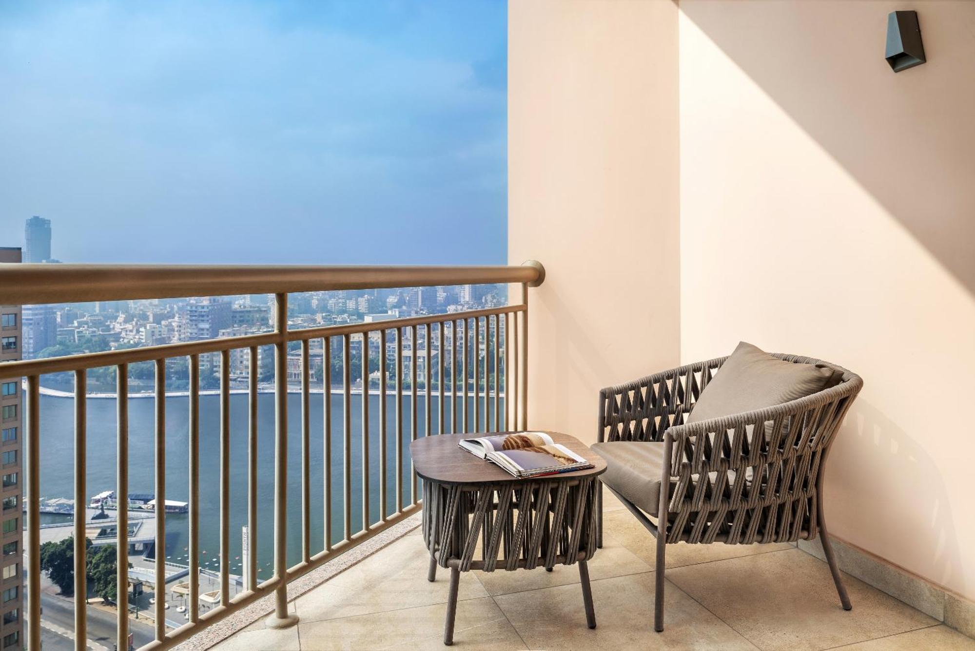 Hotel Sofitel Cairo Downtown Nile Extérieur photo A balcony