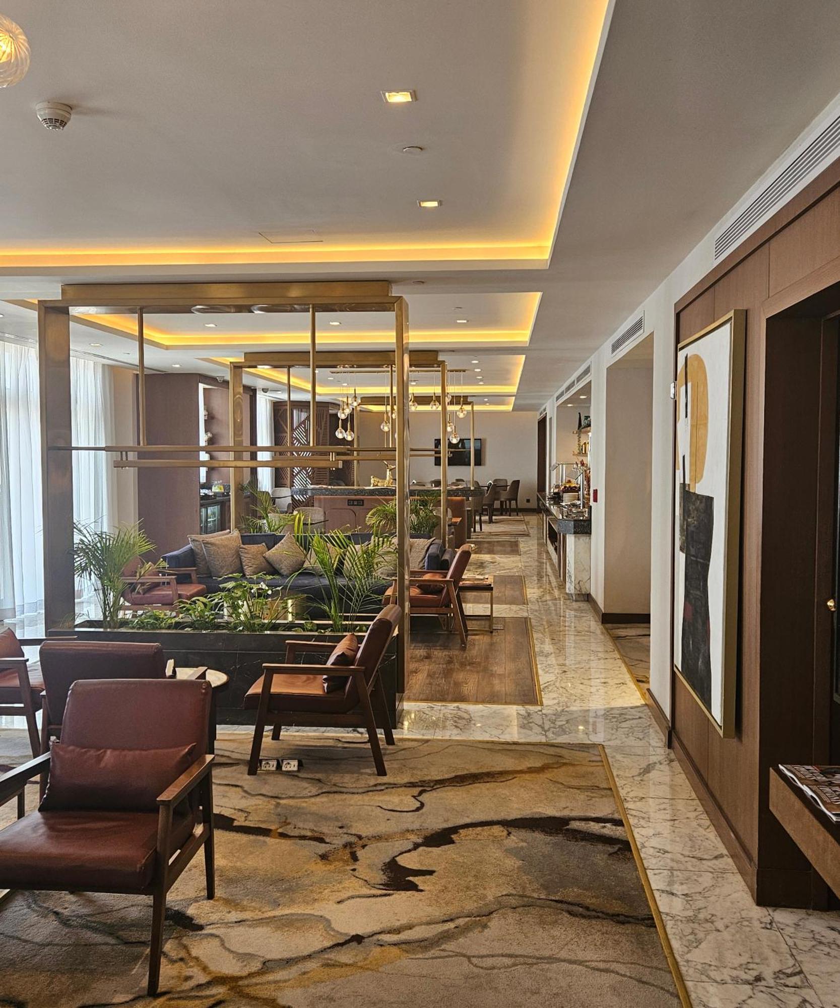 Hotel Sofitel Cairo Downtown Nile Extérieur photo The lounge at the airport
